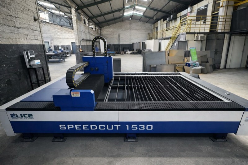 Máquina de corte a laser na fábrica